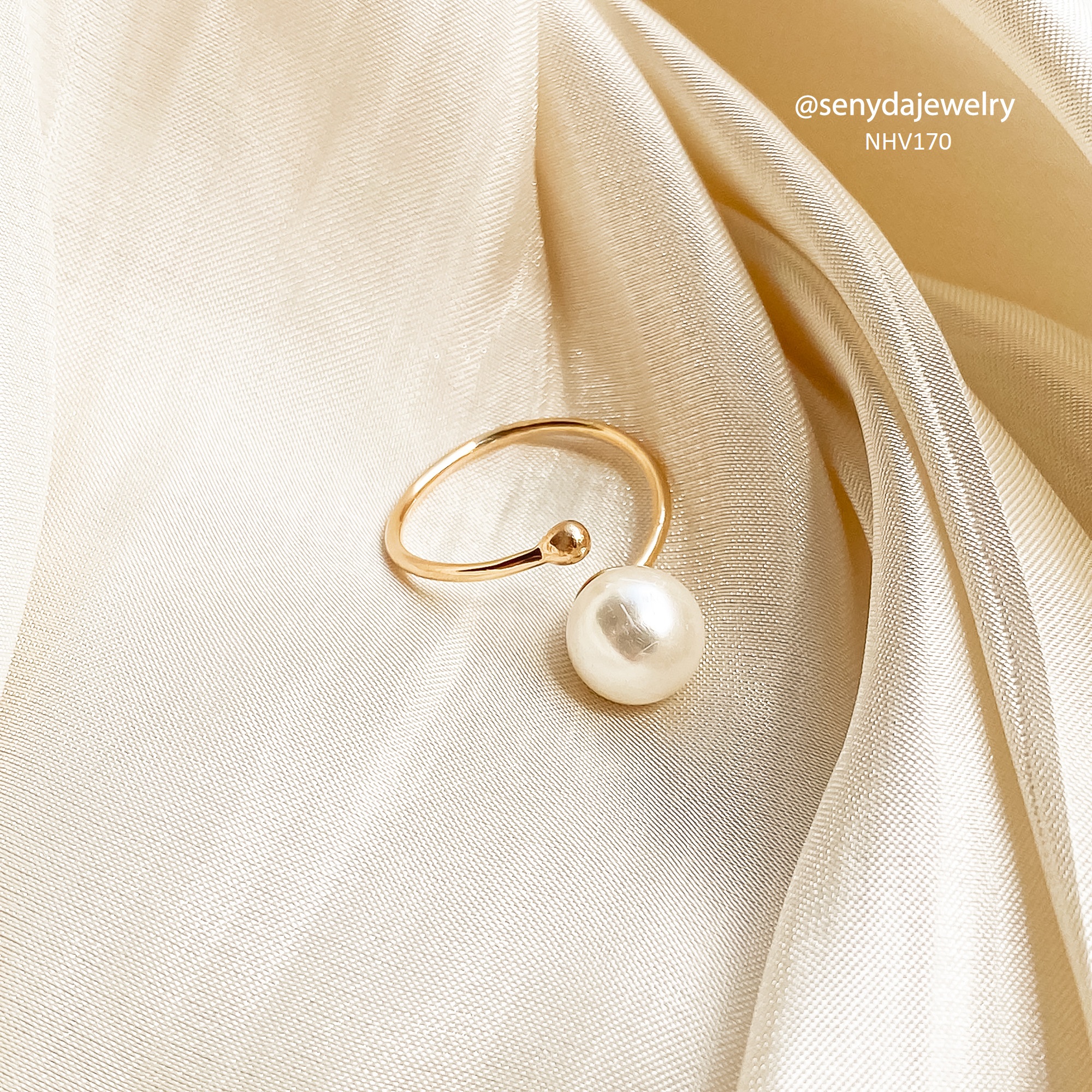 Free-size rings epitomize versatility, eliminating the worry of choosing the correct size.