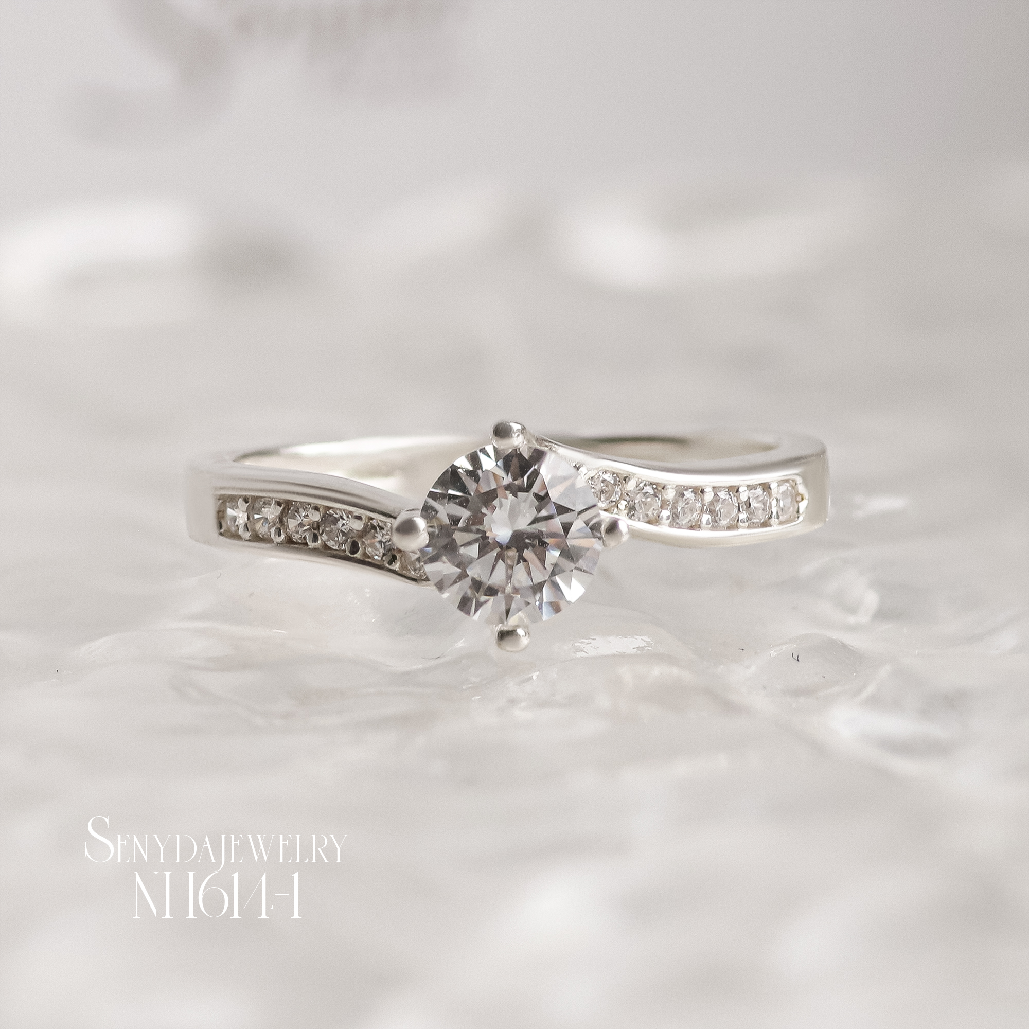 NH614 Nhẫn bạc Ý Senyda 1 hột 4 chấu đai chéo đá