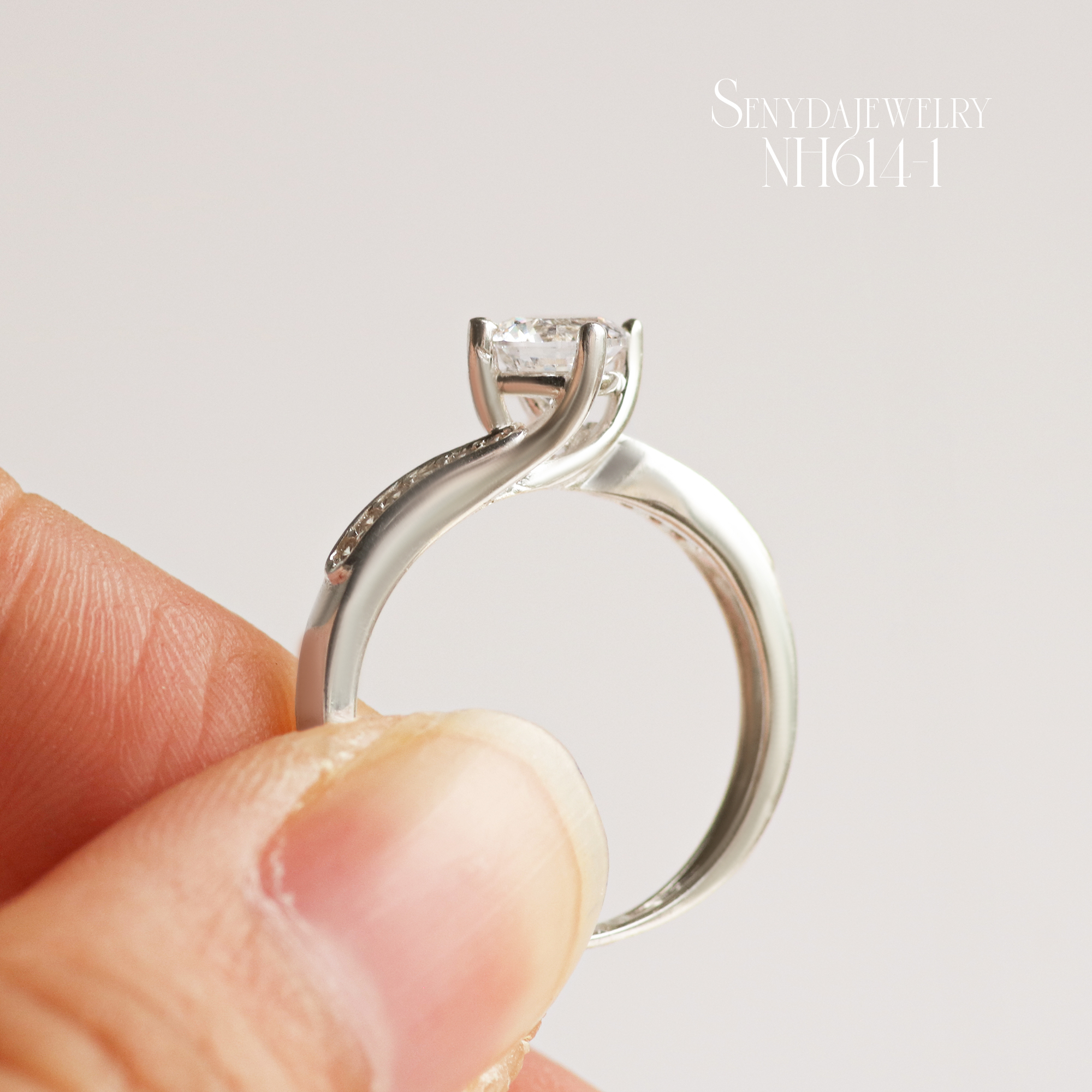 NH614 Nhẫn bạc Ý Senyda 1 hột 4 chấu đai chéo đá