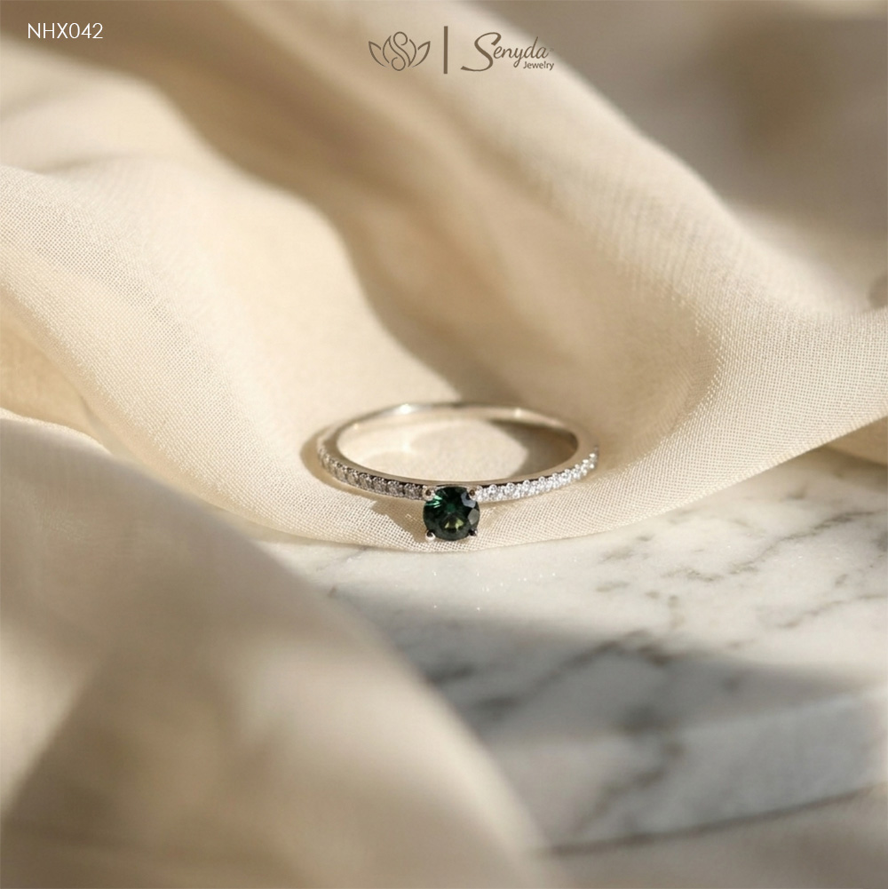 NHX042 Nhẫn kim cương Senyda 1 hột Sapphire đai tấm