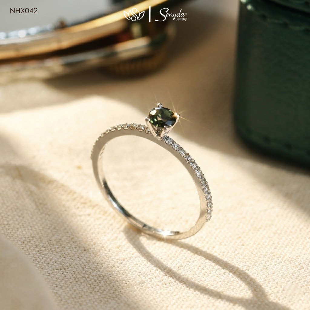 NHX042 Nhẫn kim cương Senyda 1 hột Sapphire đai tấm