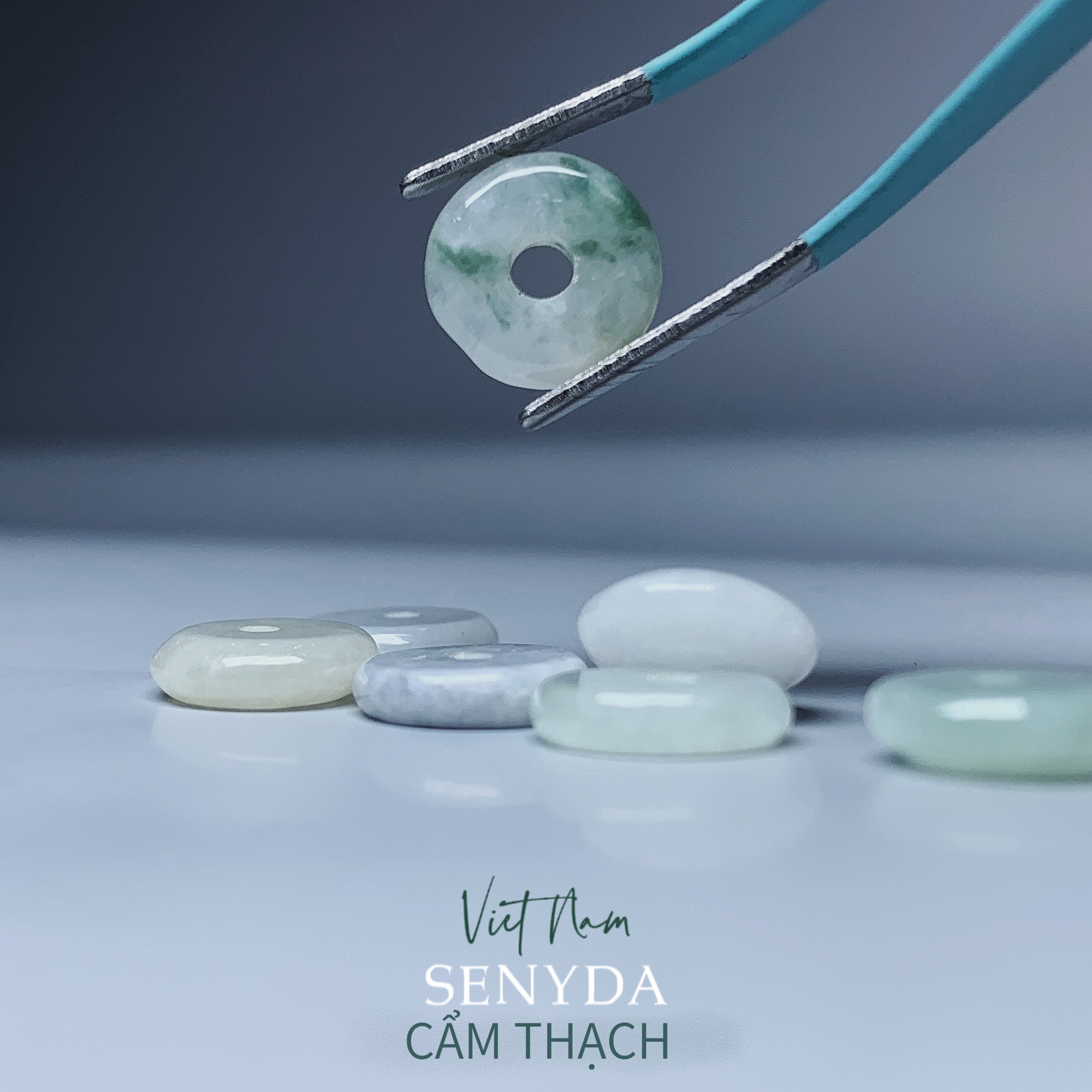 5 cách đơn giản để làm sạch và tái tạo năng lượng cho đá quý