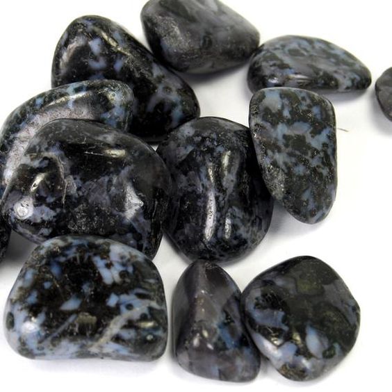 7+ loại đá quý màu đen: Tính chất, đặc điểm và lợi ích