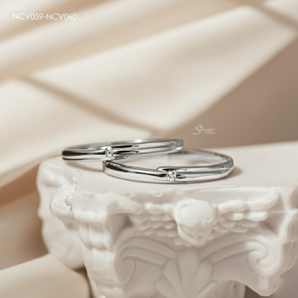 NCV059-NCV060 Nhẫn cưới vàng Senyda cẩn 1 hột đai rãnh nhỏ