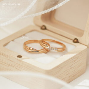 NCV133-NCV134 Nhẫn cưới vàng Senyda xoắn nơ trơn đá