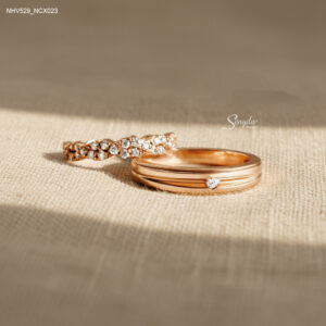 NHV529-NCX023 Nhẫn cưới vàng Senyda bính nửa đá kết hợp cẩn hột rãnh giữa