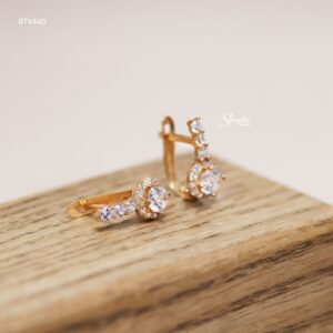 Chế tác tỉ mỉ từ vàng 750 với thiết kế tinh xảo và hài hòa. BTV737 Bông tai vàng Senyda trái tim giác đá sát vành