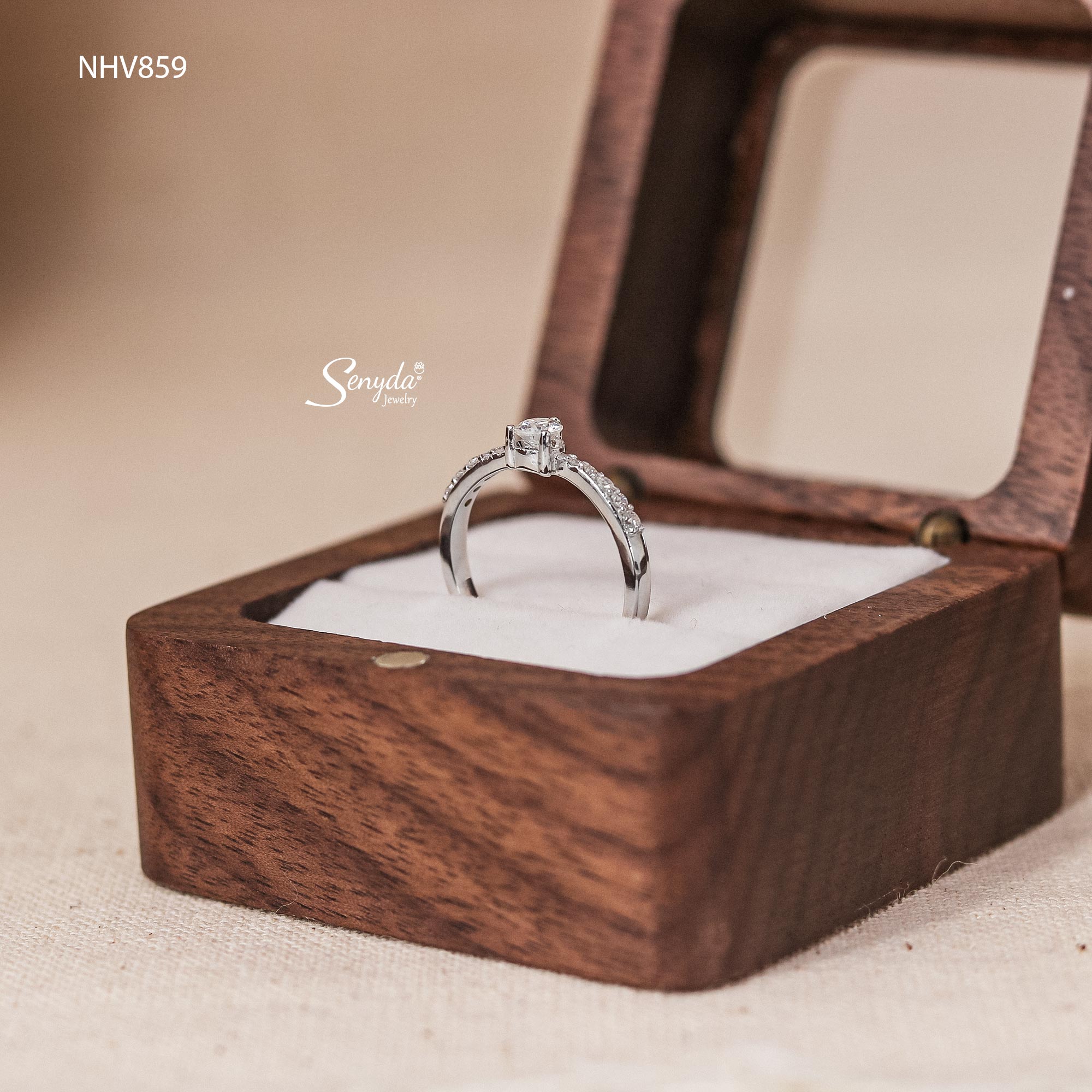 Chọn món quà Tết ý nghĩa cho người thân từ trang sức cao cấp