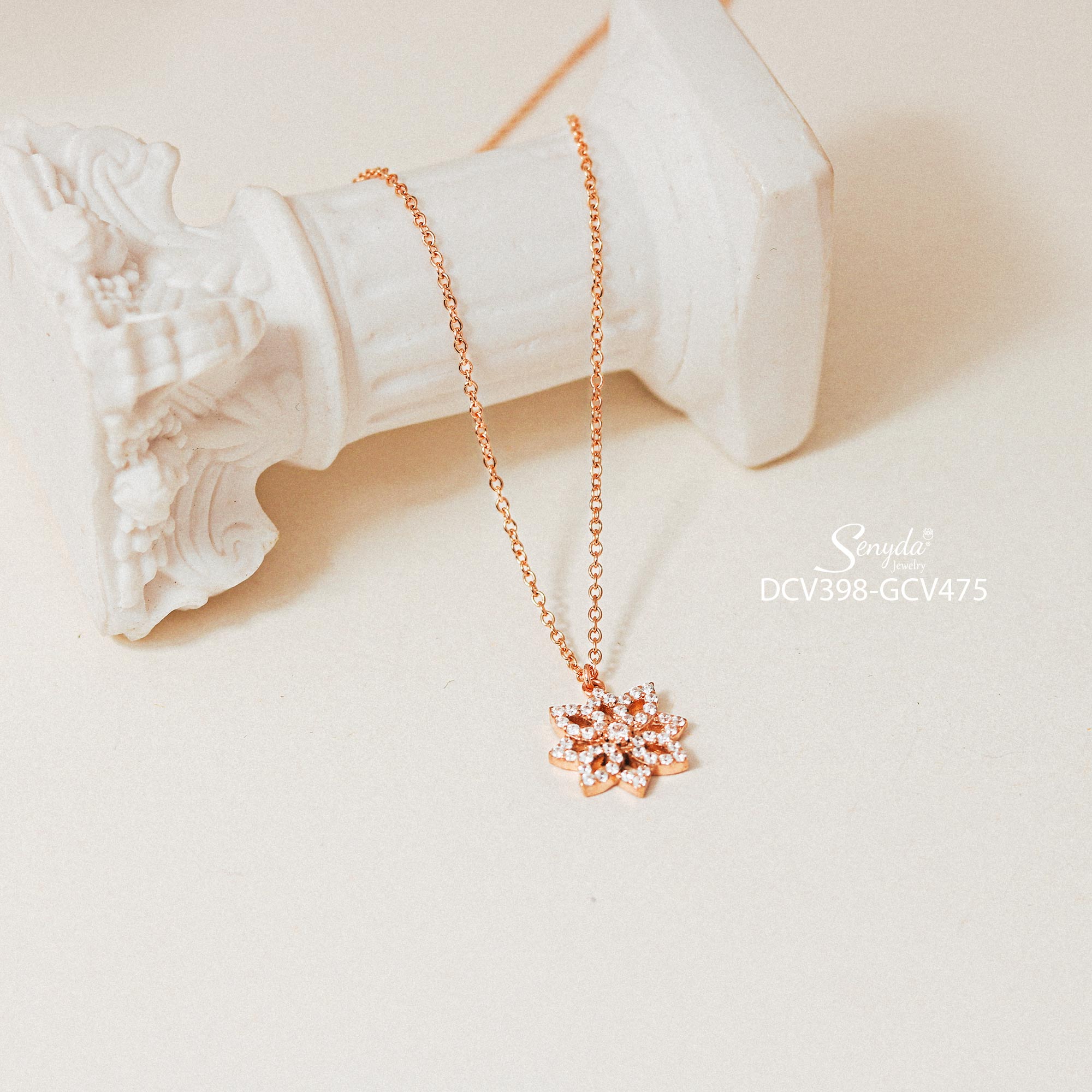 Tỏa sáng qua từng đường nét của trang sức thiết kế