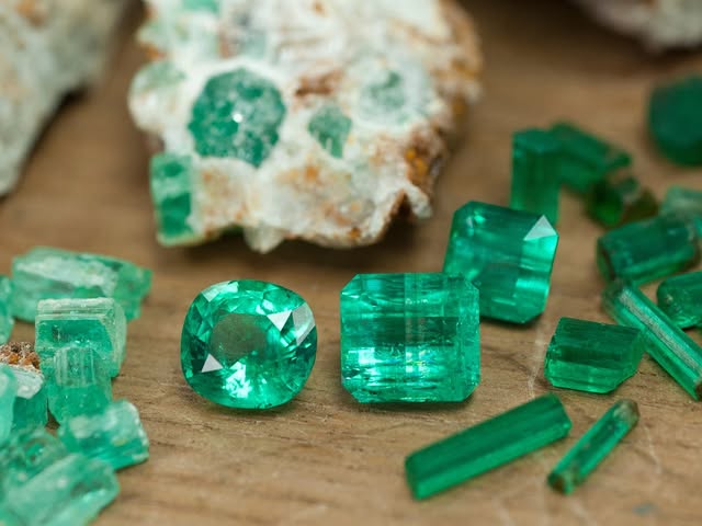 Đá quý Ngọc Lục Bảo – Màu xanh của sự sinh sôi