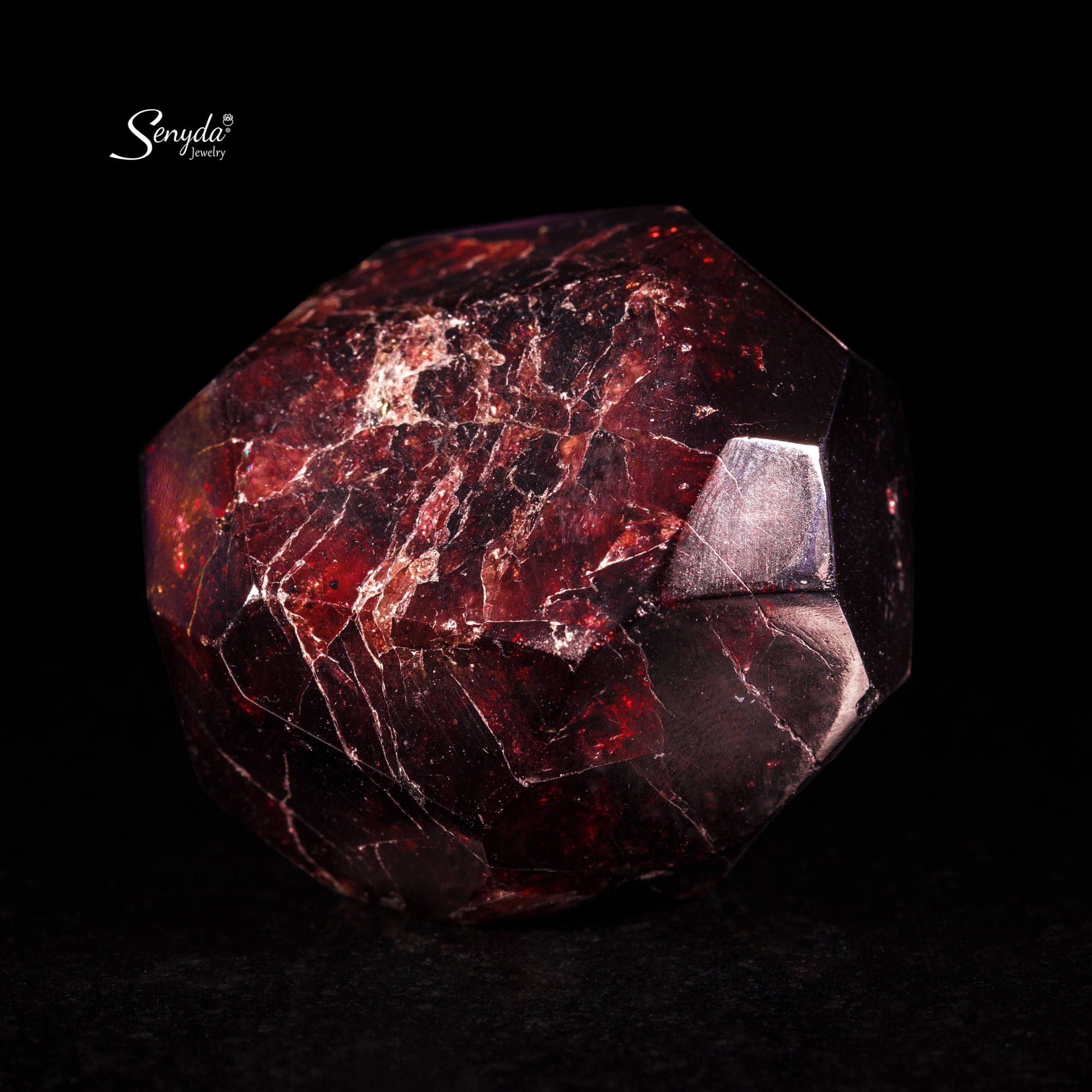 Garnet – Ngọc hồng lựu: Viên đá quý đỏ rực may mắn