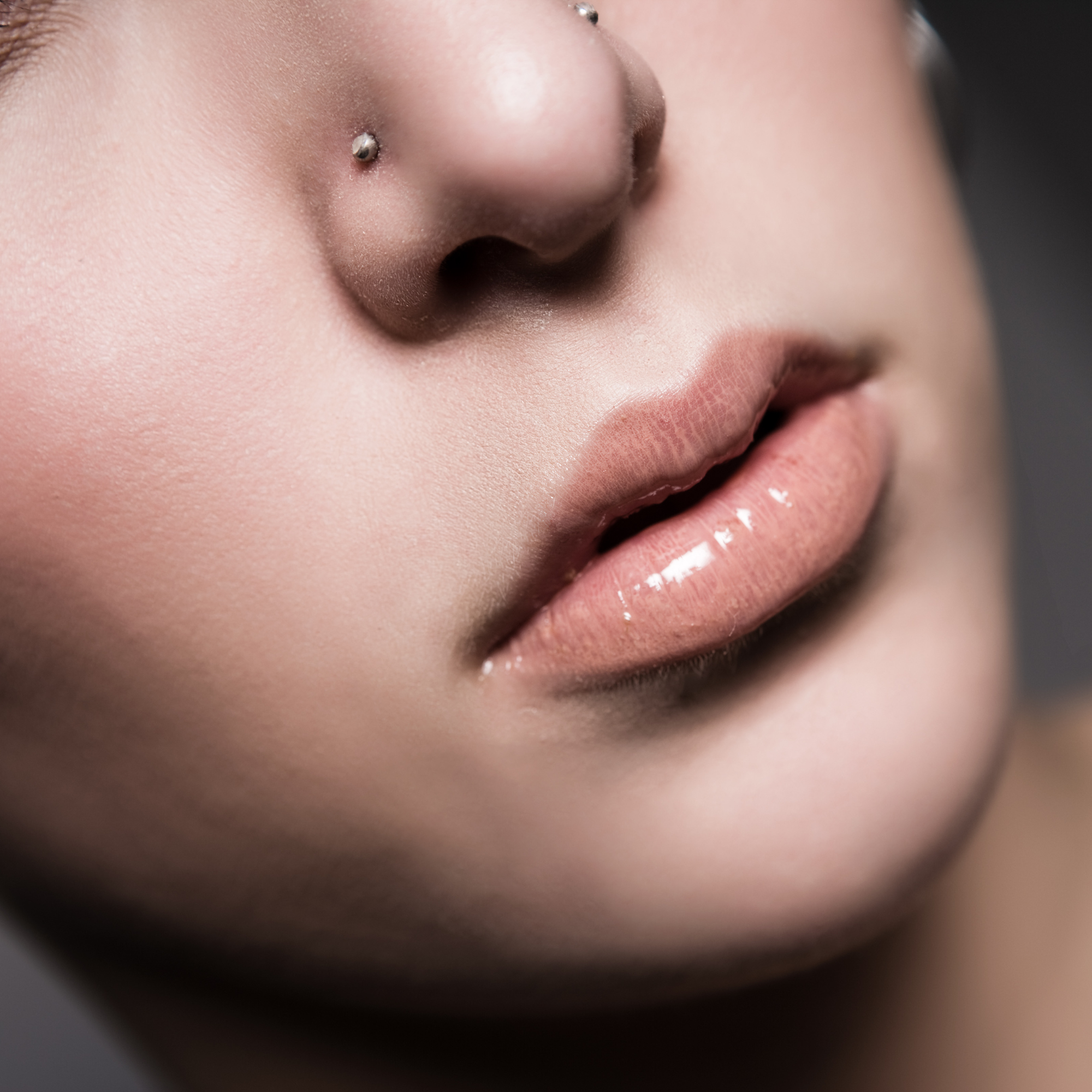 Khuyên mũi (nose rings).