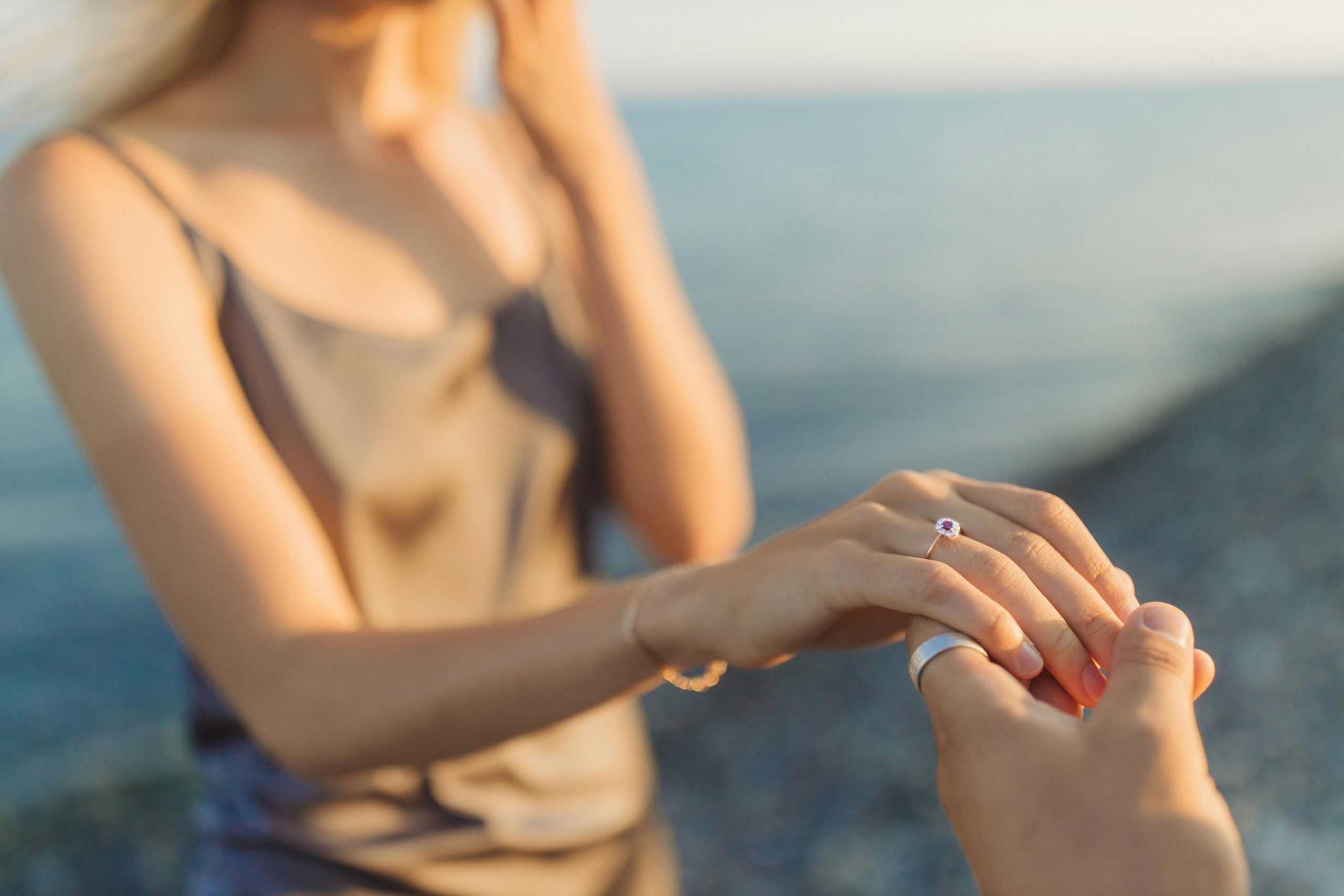Làm sao để cầu hôn thành công? Lời khuyên từ các cặp đôi đã đính hôn