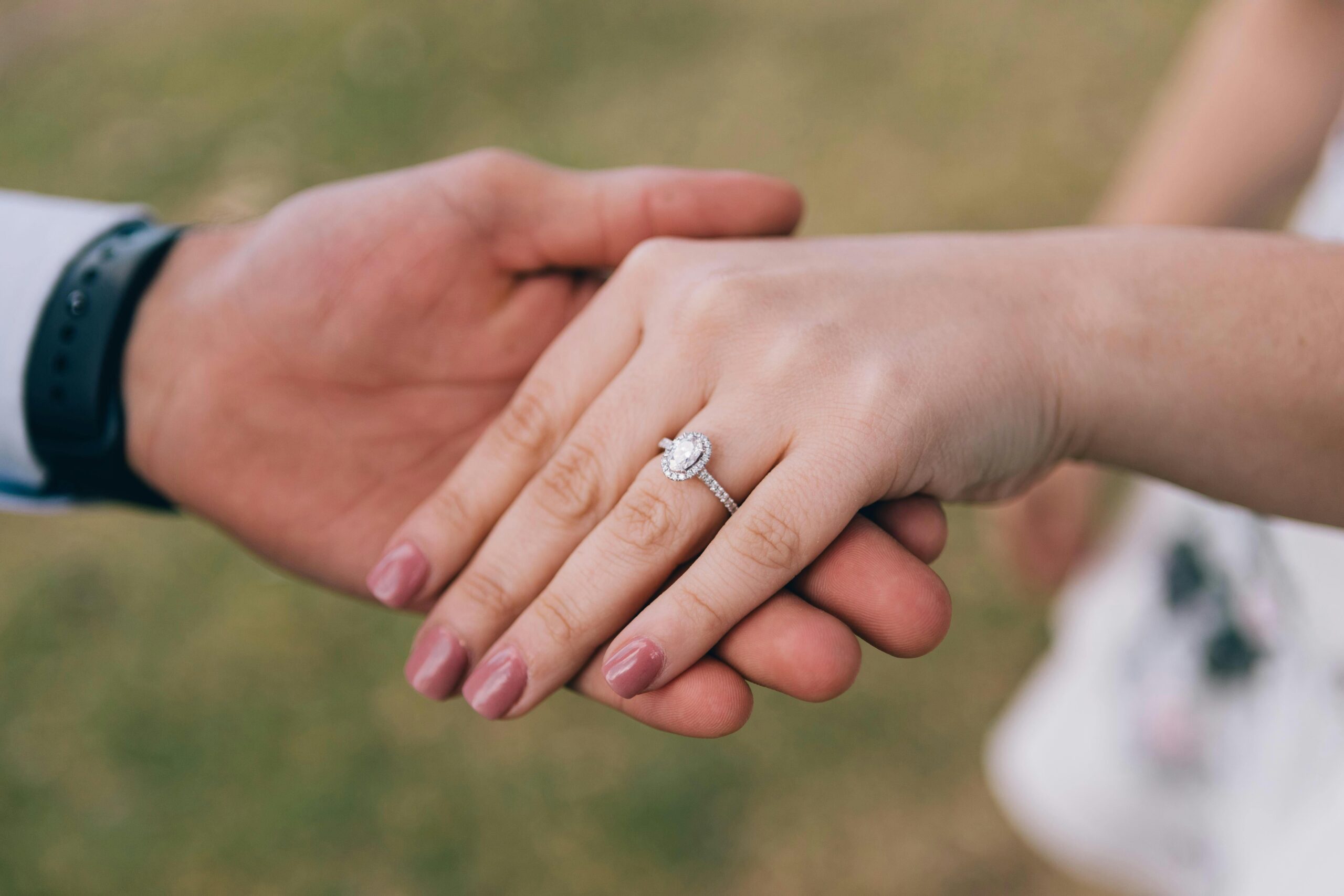 Làm sao để cầu hôn thành công? Lời khuyên từ các cặp đôi đã đính hôn