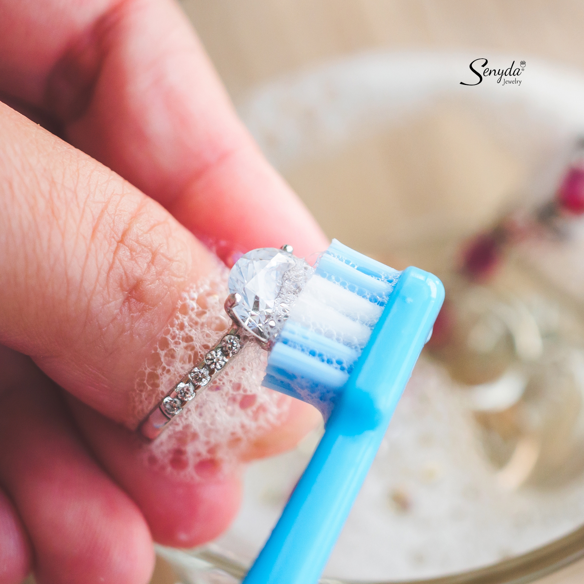 Bảo quản vàng trắng sáng bóng lâu dài.