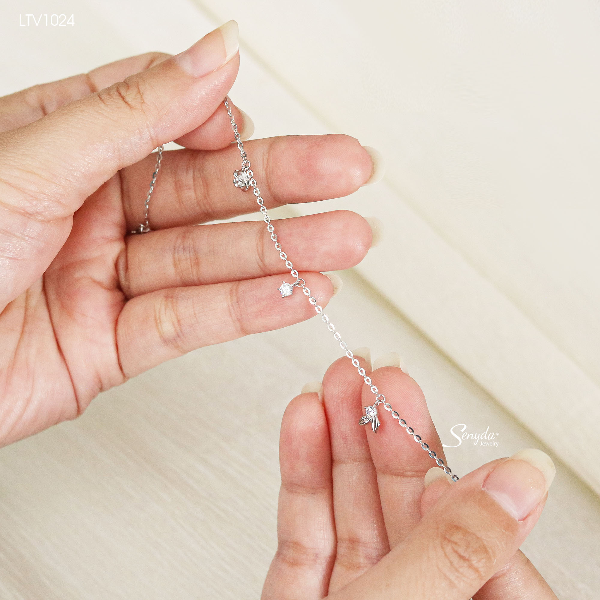 LTV1024 Lắc tay vàng Senyda hoa hồng lá nụ đá treo