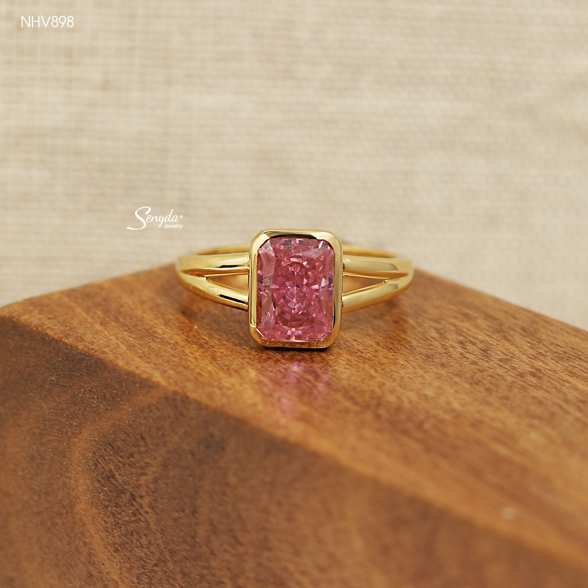 NHV898 Nhẫn vàng Senyda đai tròn mặt đá chữ nhật chấu bao