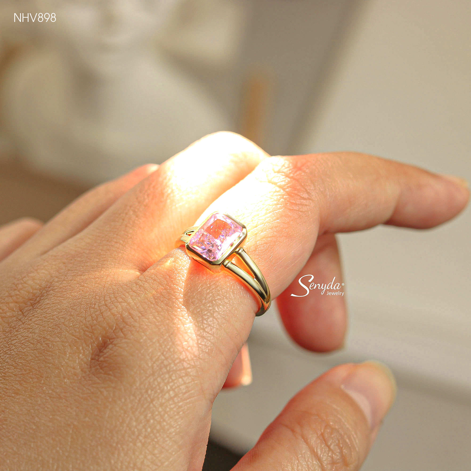 NHV898 Nhẫn vàng Senyda đai tròn mặt đá chữ nhật chấu bao