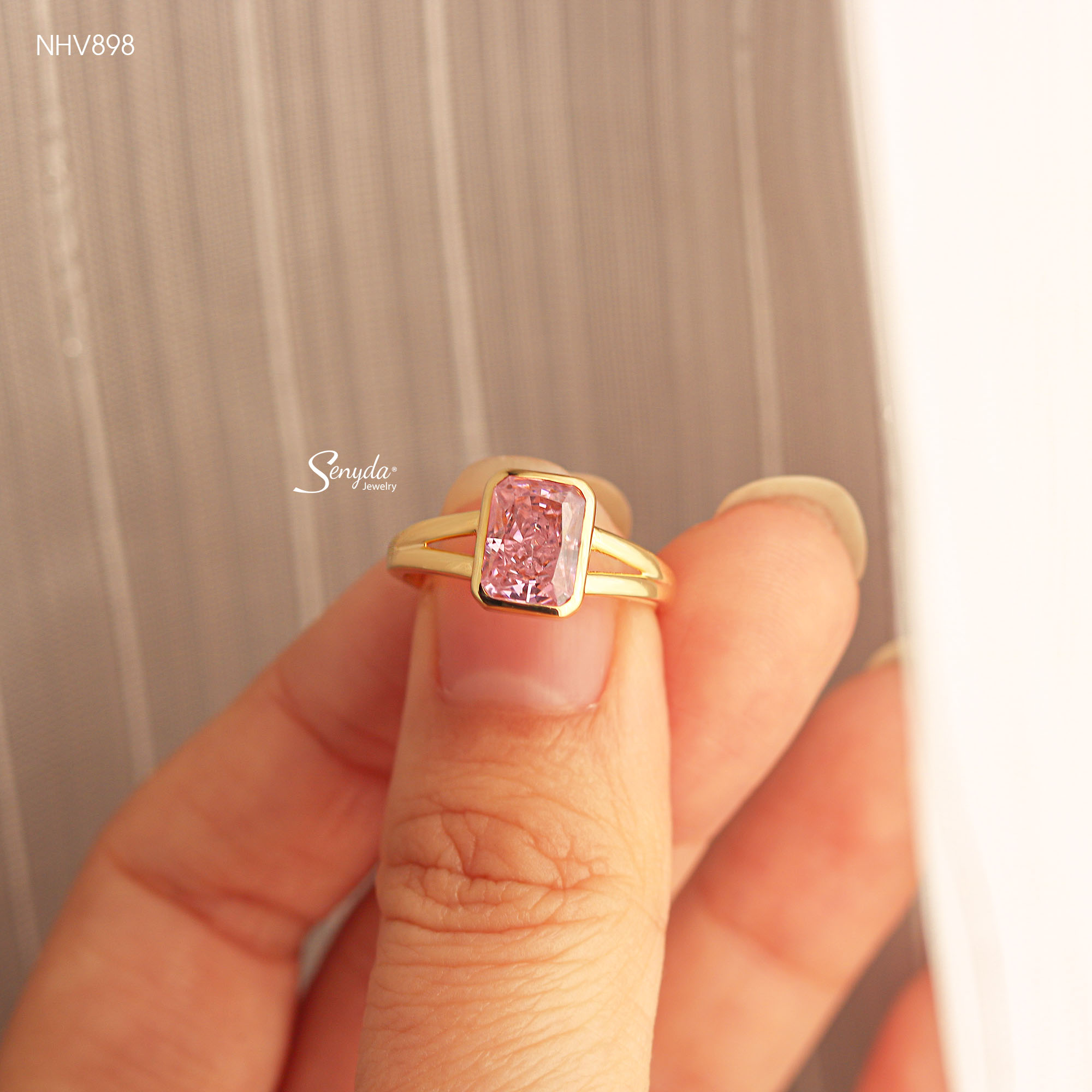 NHV898 Nhẫn vàng Senyda đai tròn mặt đá chữ nhật chấu bao