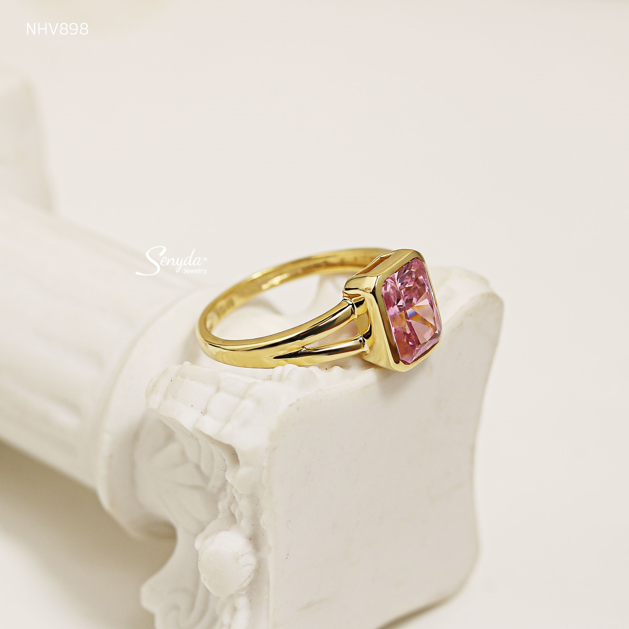 NHV898 Nhẫn vàng Senyda đai tròn mặt đá chữ nhật chấu bao