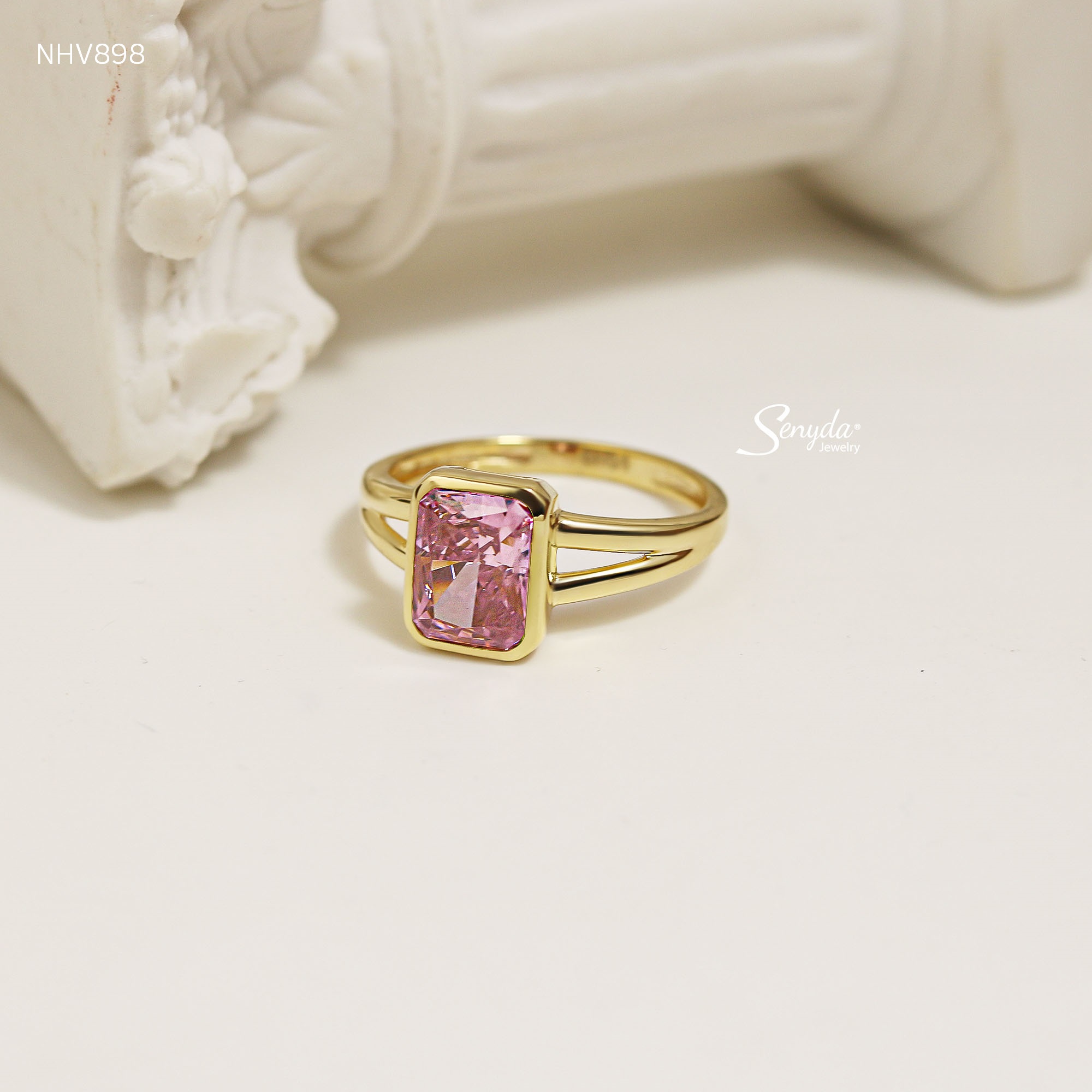 NHV898 Nhẫn vàng Senyda đai tròn mặt đá chữ nhật chấu bao