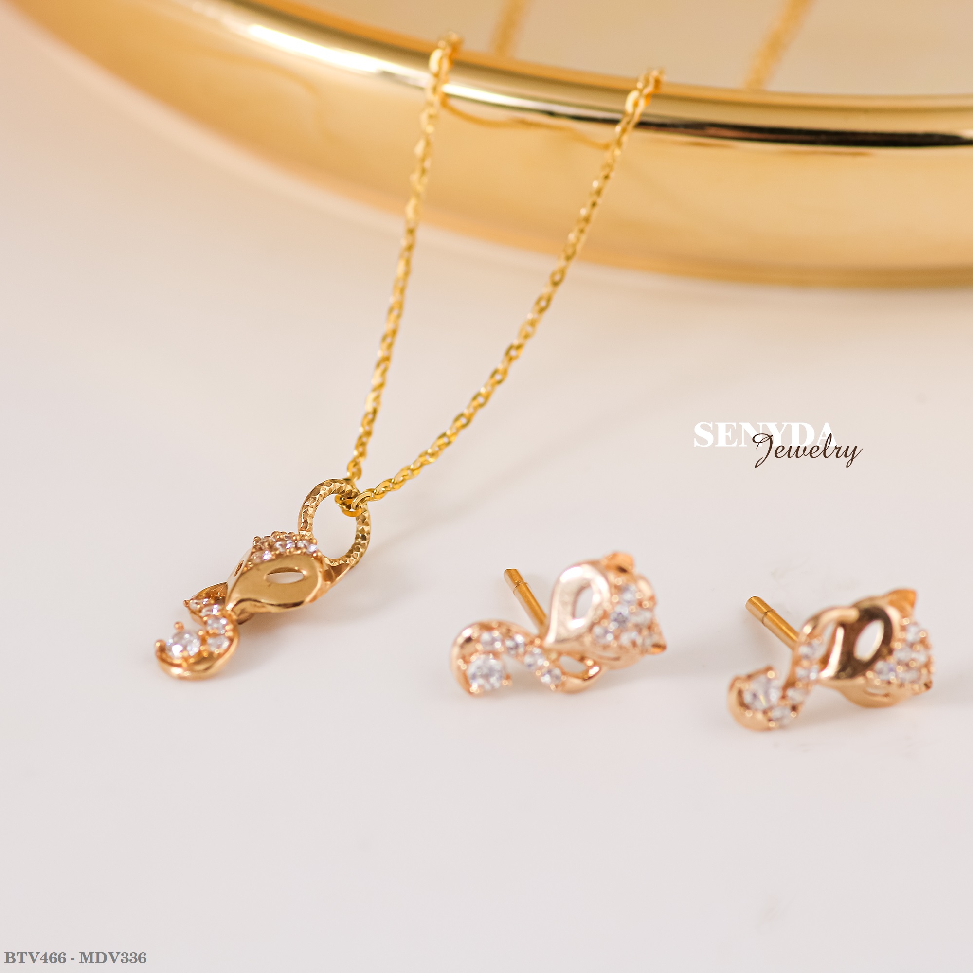 Mẹo phối hợp bông tai và dây chuyền để tạo điểm nhấn
