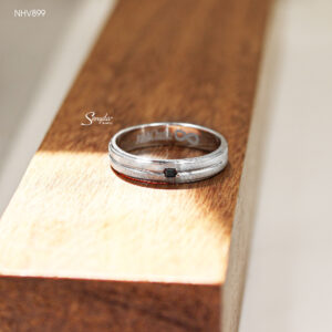 NHV899 Nhẫn vàng Senyda bản nhám cẩn 1 hột vuông rãnh giữa