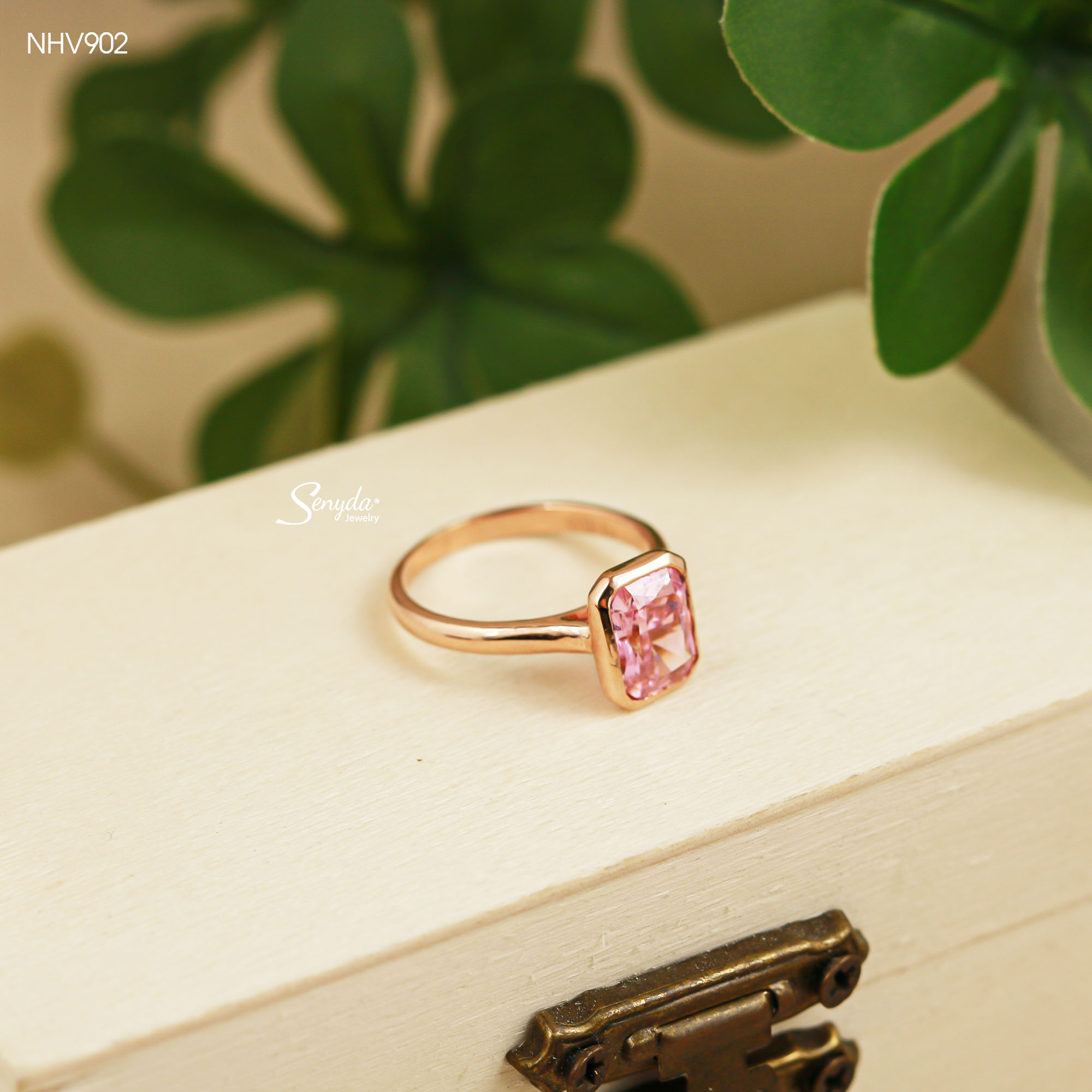 NHV902 Nhẫn vàng Senyda đai trơn mặt đá chữ nhật chấu bao