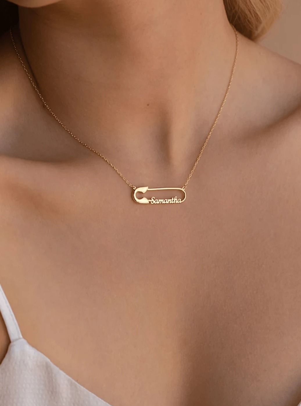 Câu chuyện bí ẩn đằng sau vòng cổ safety pin