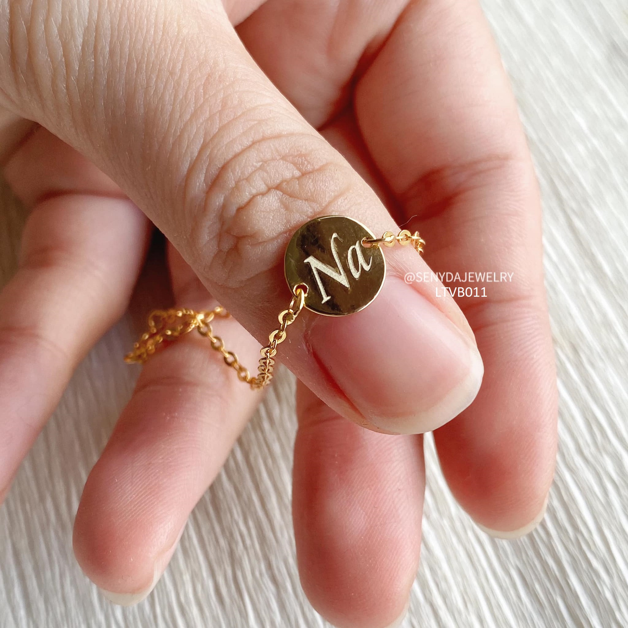 Cách bảo quản và chăm sóc lắc tay khắc để luôn bền đẹp