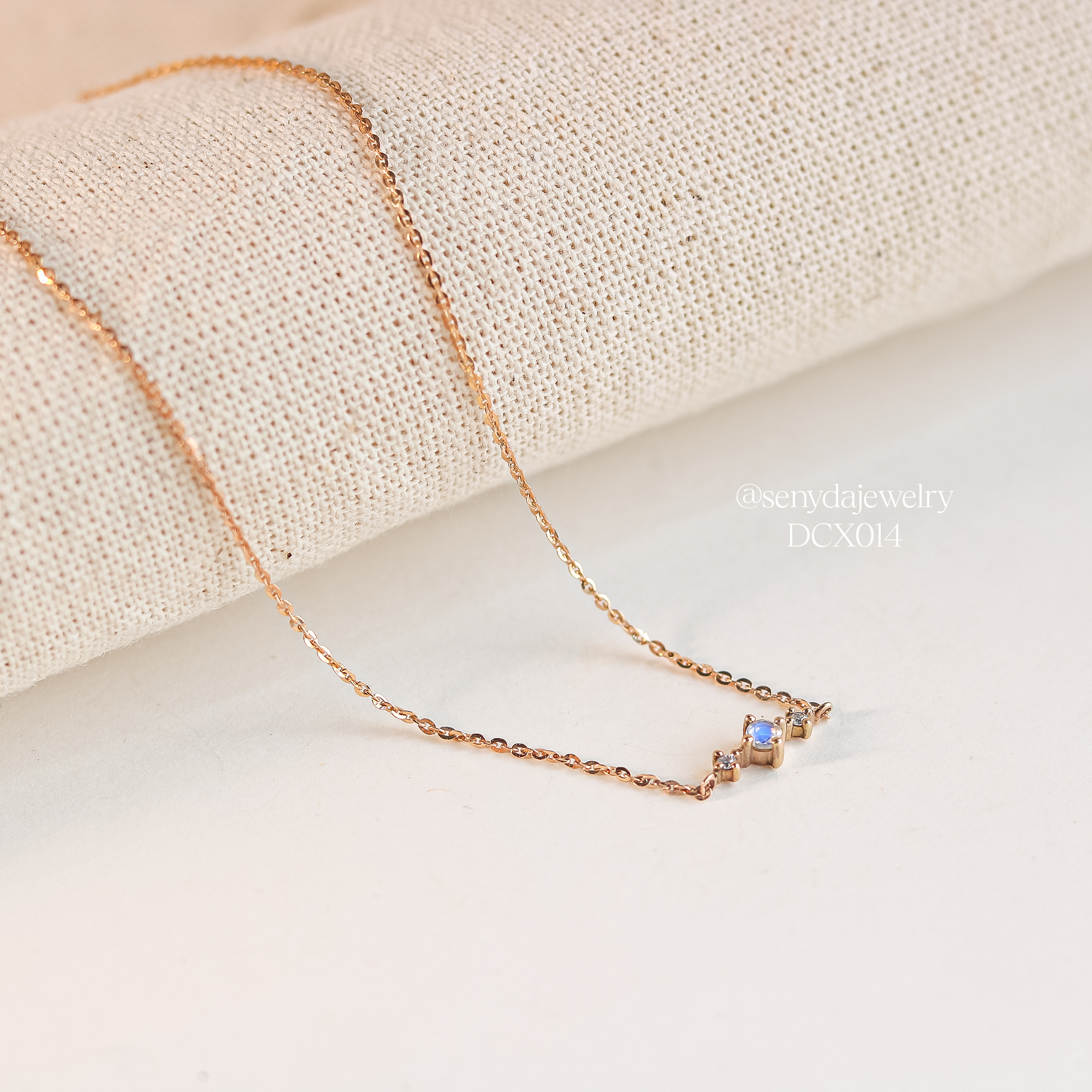 Hiệu ứng Adularescence là gì? Bí mật ánh sáng huyền ảo trong đá Moonstone