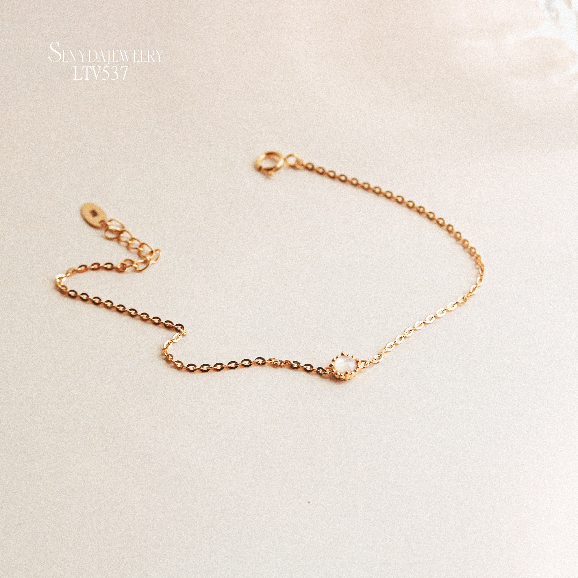 Hiệu ứng Adularescence là gì? Bí mật ánh sáng huyền ảo trong đá Moonstone