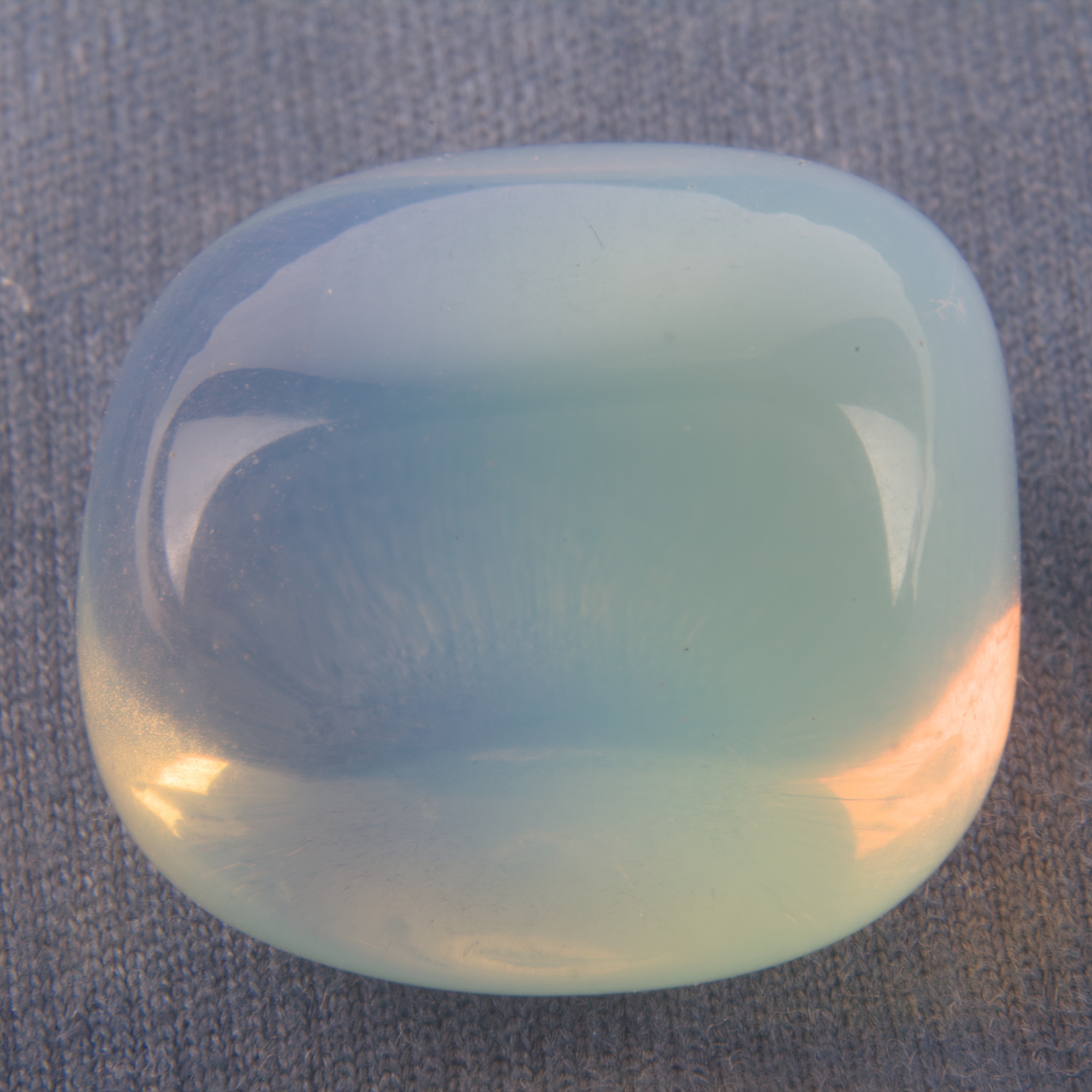 Hiệu ứng Adularescence là gì? Bí mật ánh sáng huyền ảo trong đá Moonstone