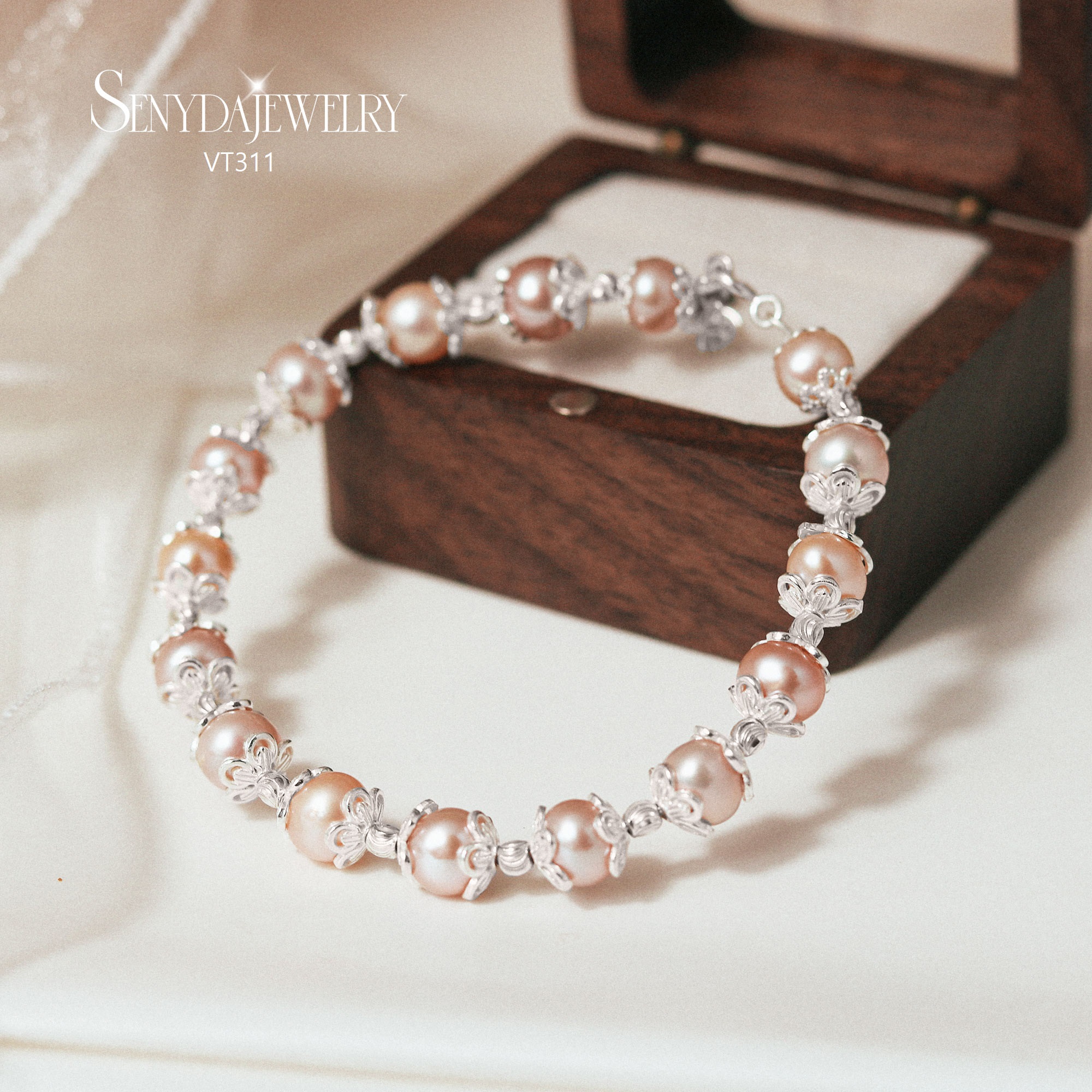 Tránh ngay 5 thói quen làm hỏng trang sức đá quý của bạn
