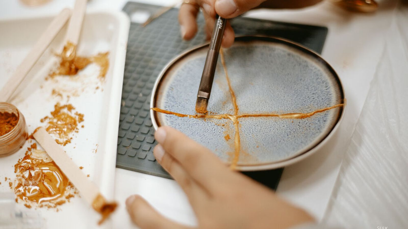 Kintsugi – Nghệ thuật hàn vàng Nhật Bản biến vết nứt thành tác phẩm tuyệt đỉnh