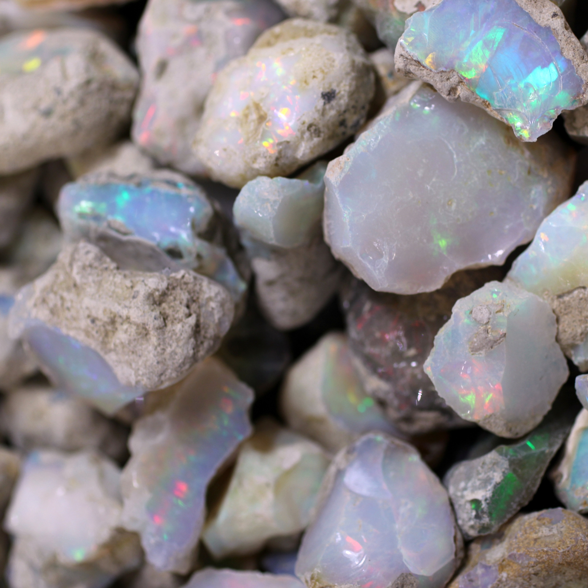 Tại sao Opal được gọi là viên đá biết nhảy múa trong ánh sáng?