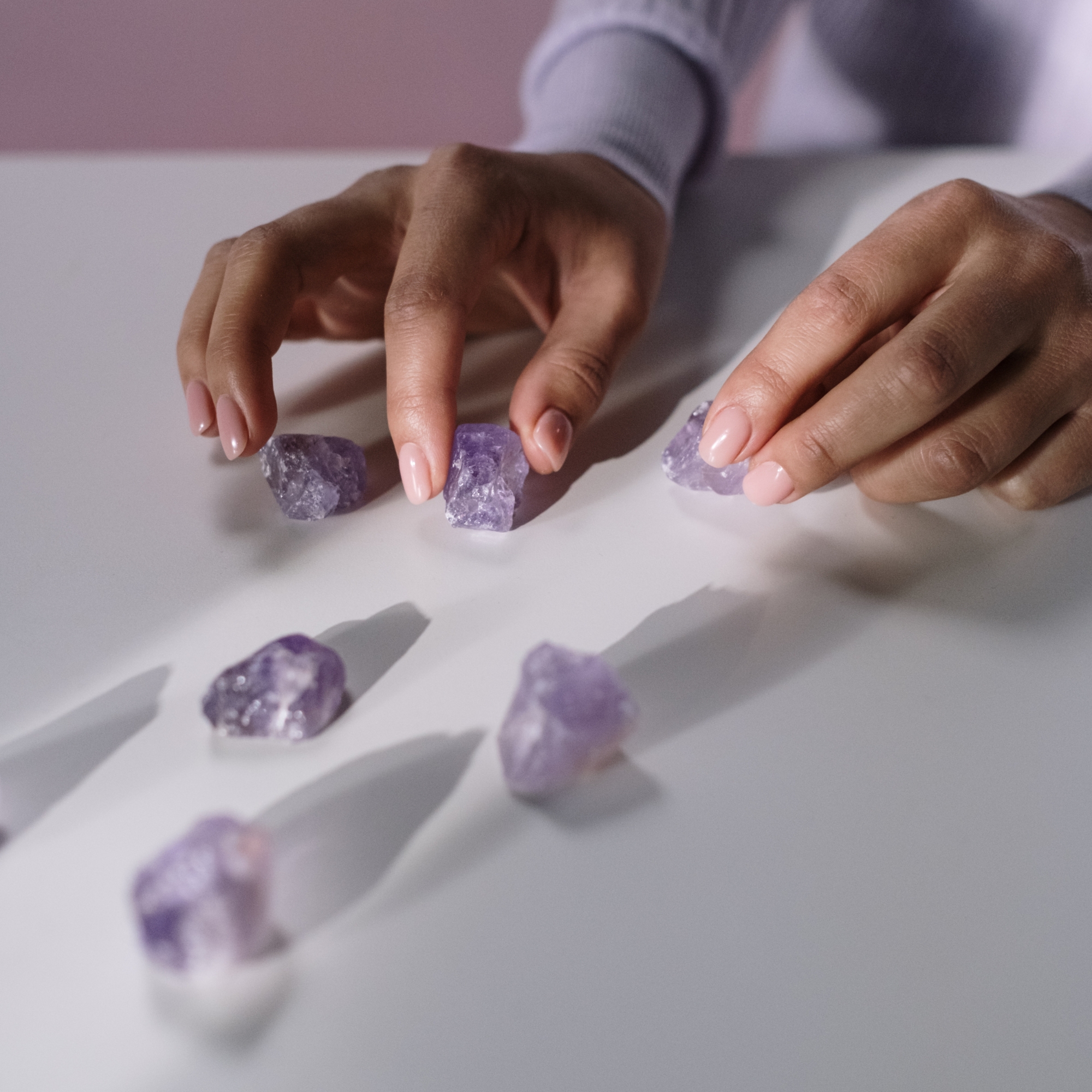Trang sức đá thô là gì? Tại sao giới trẻ lại ưa chuộng phong cách này?