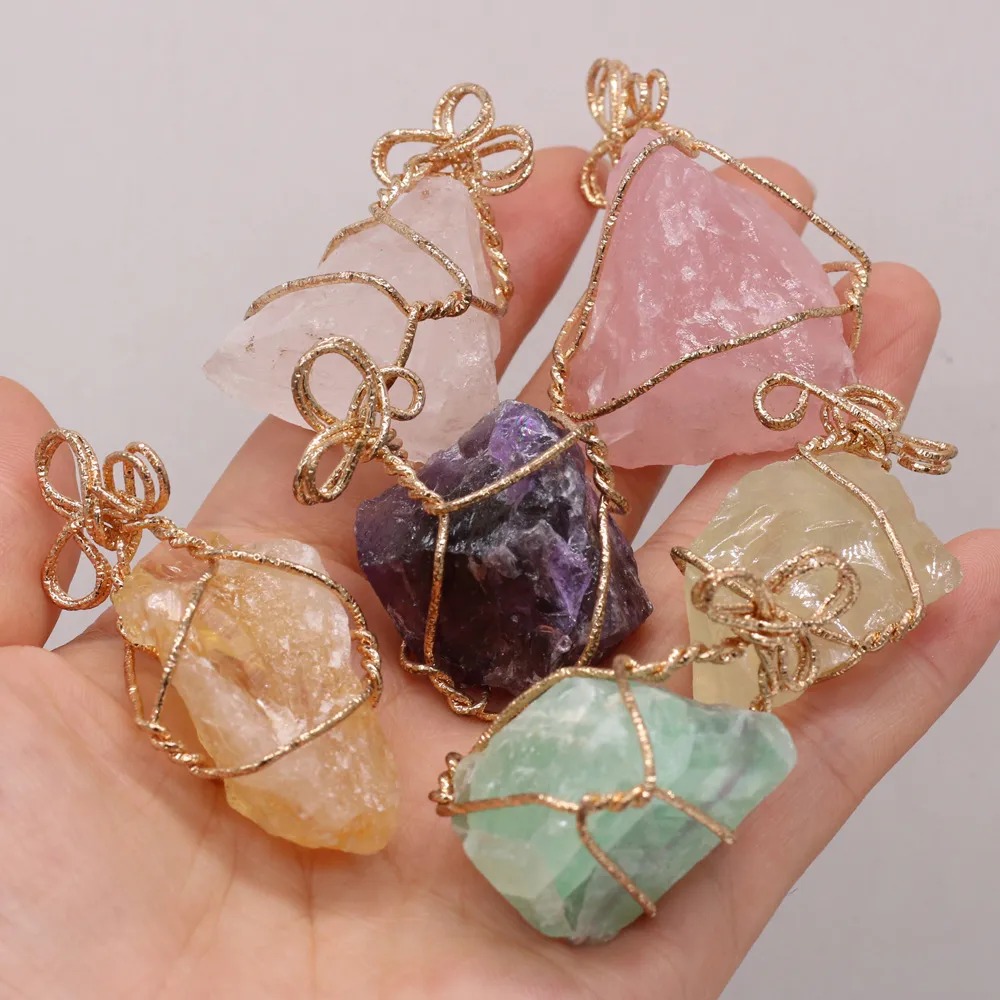 Trang sức đá thô là gì? Tại sao giới trẻ lại ưa chuộng phong cách này?