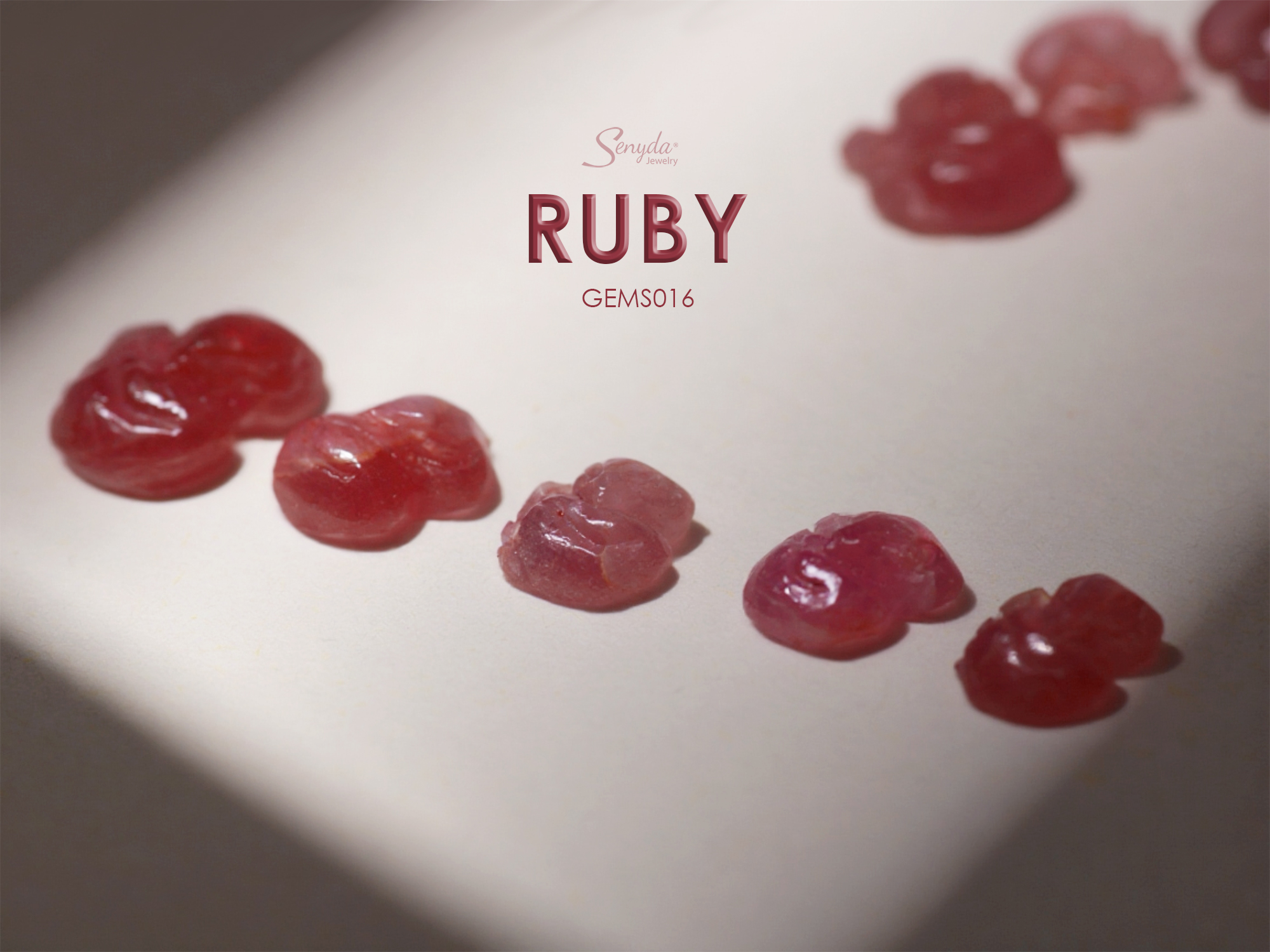 Đá Ruby Hồ Ly – viên đá đỏ quyền lực kết hợp hình tượng Hồ Ly, mang lại may mắn, tình duyên viên mãn và sự cuốn hút cho người sở hữu.