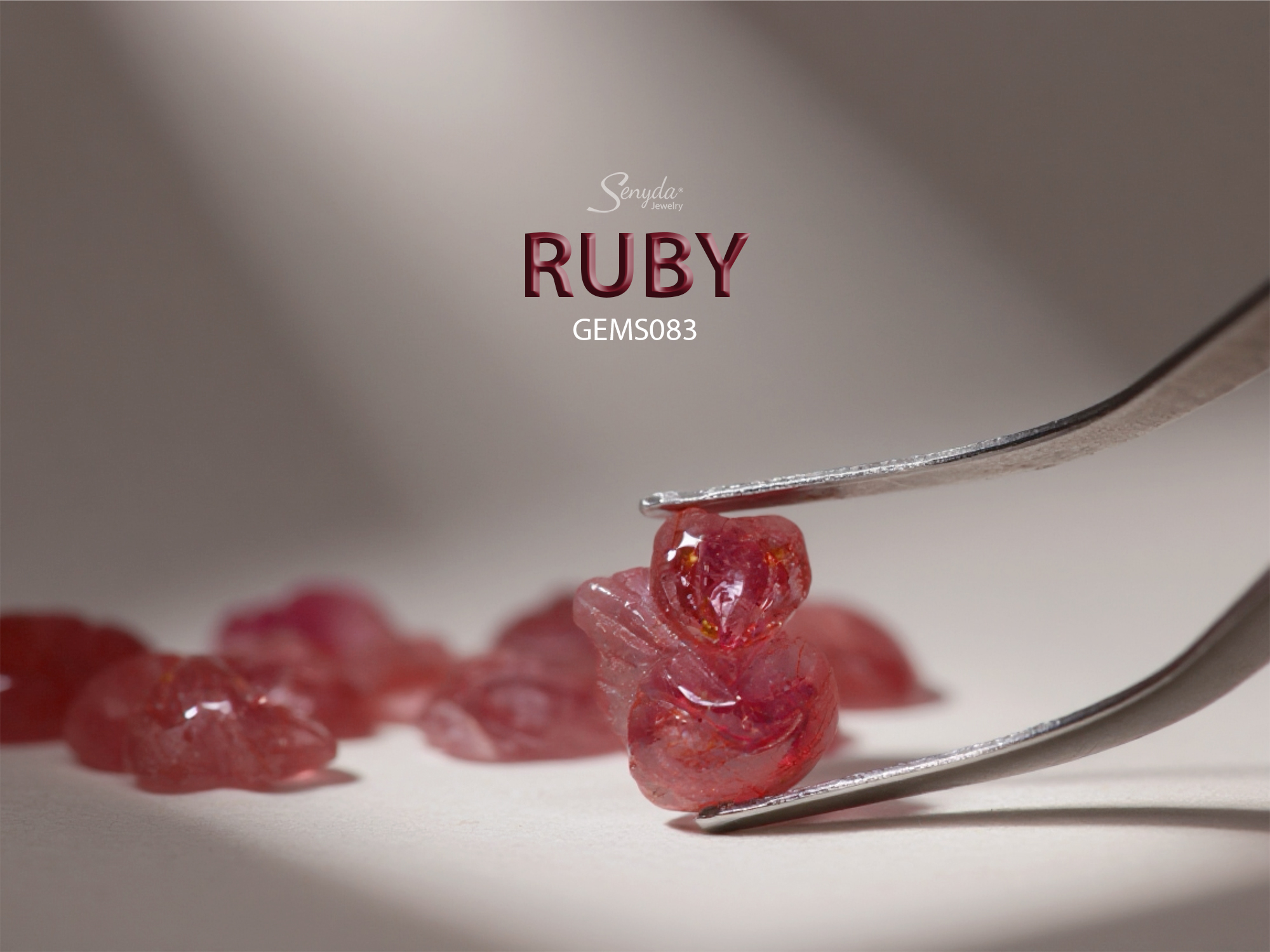 Đá Ruby Hồ Ly – viên đá đỏ quyền lực kết hợp hình tượng Hồ Ly, mang lại may mắn, tình duyên viên mãn và sự cuốn hút cho người sở hữu.