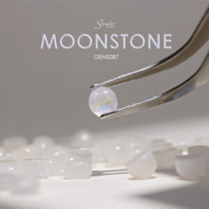 Đá Moonstone (Đá Trăng) – viên đá huyền bí với ánh trăng dịu dàng, biểu tượng của tình yêu, trực giác và sự bình an nội tâm.