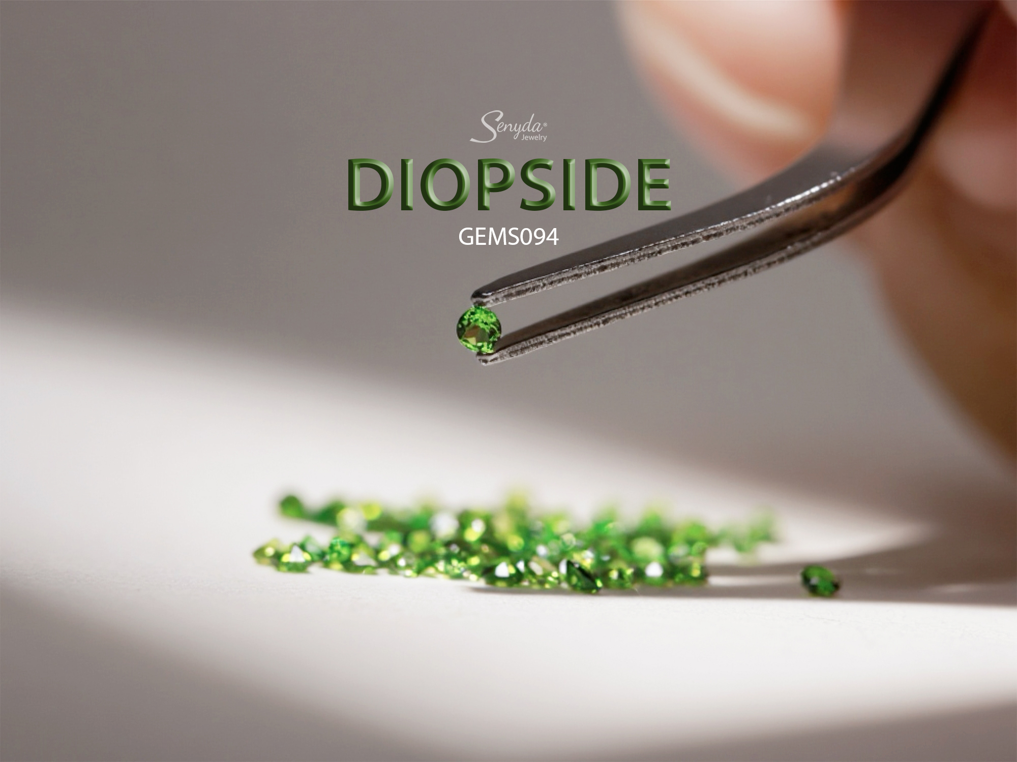 Đá Diopside – viên đá xanh lá huyền bí, biểu tượng của trí tuệ và sự cân bằng, mang lại may mắn và bình an cho người sở hữu.