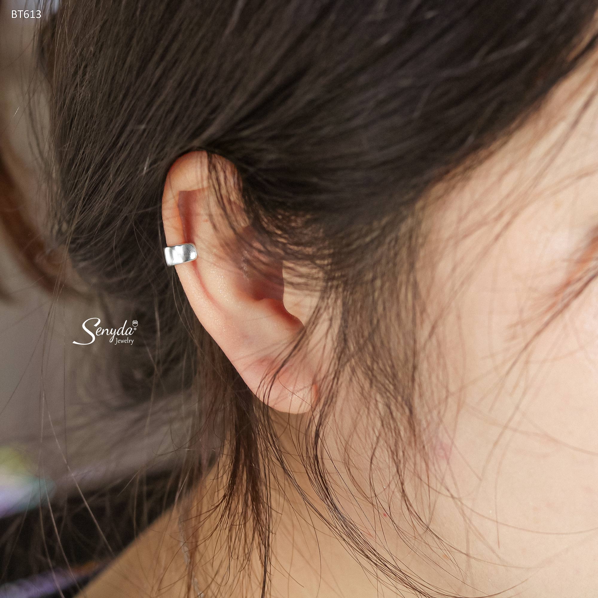 Khuyên vành tai là gì? Mọi điều bạn cần biết trước khi đeo