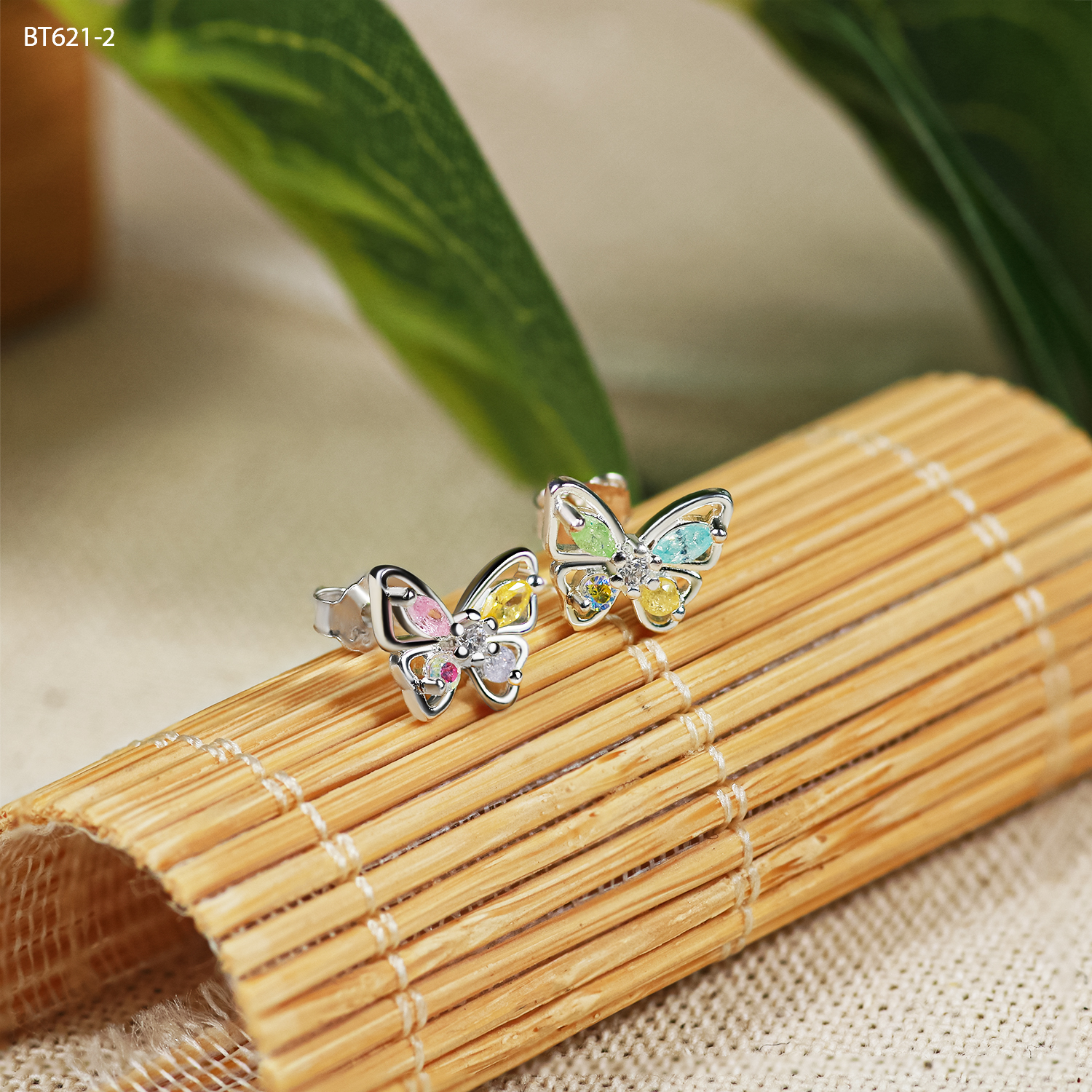 Khuyên tai bất đối xứng: Xu hướng “không hoàn hảo” đầy cá tính