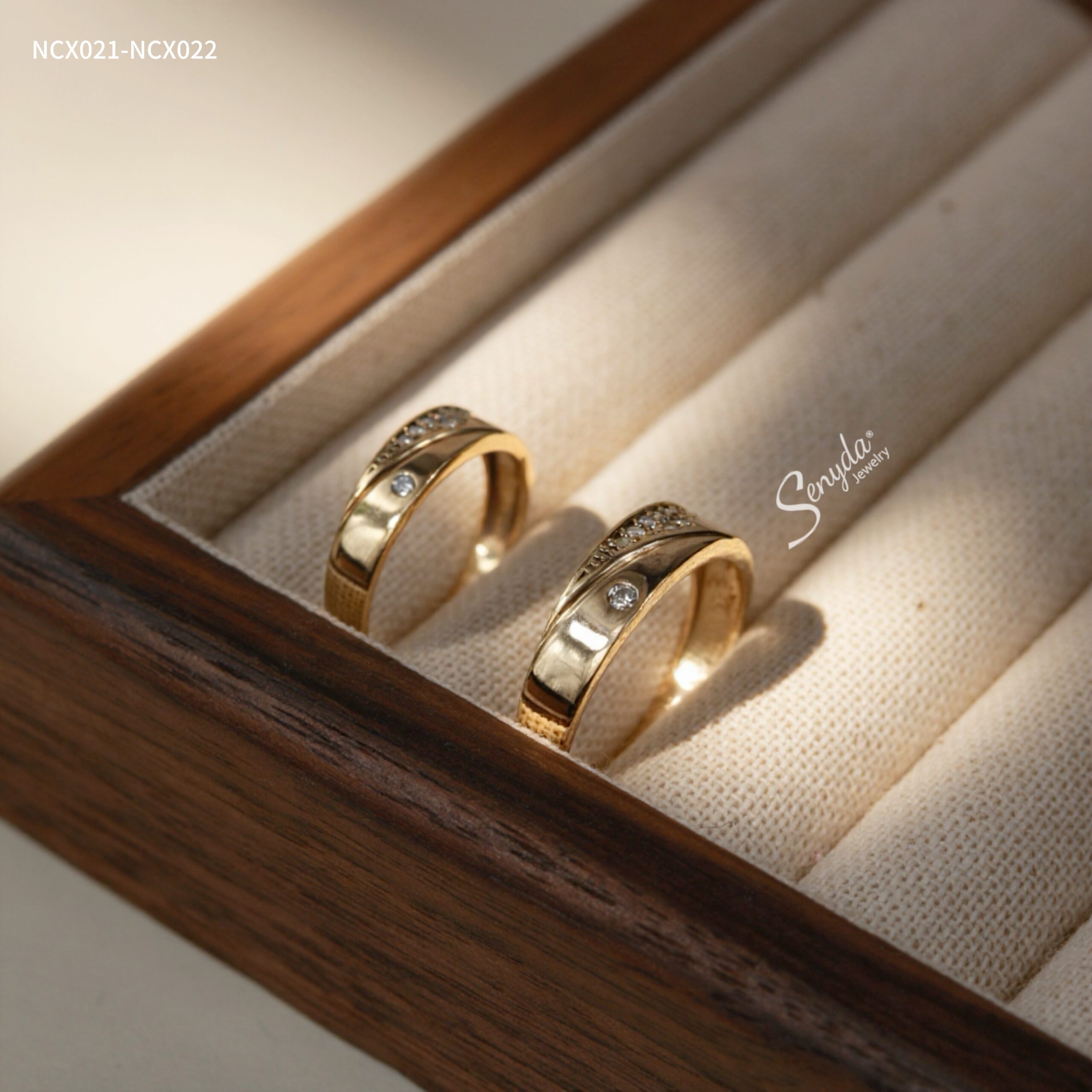 NCX021-NCX022 Nhẫn cưới kim cương Senyda cẩn 1 hột tam giác tấm