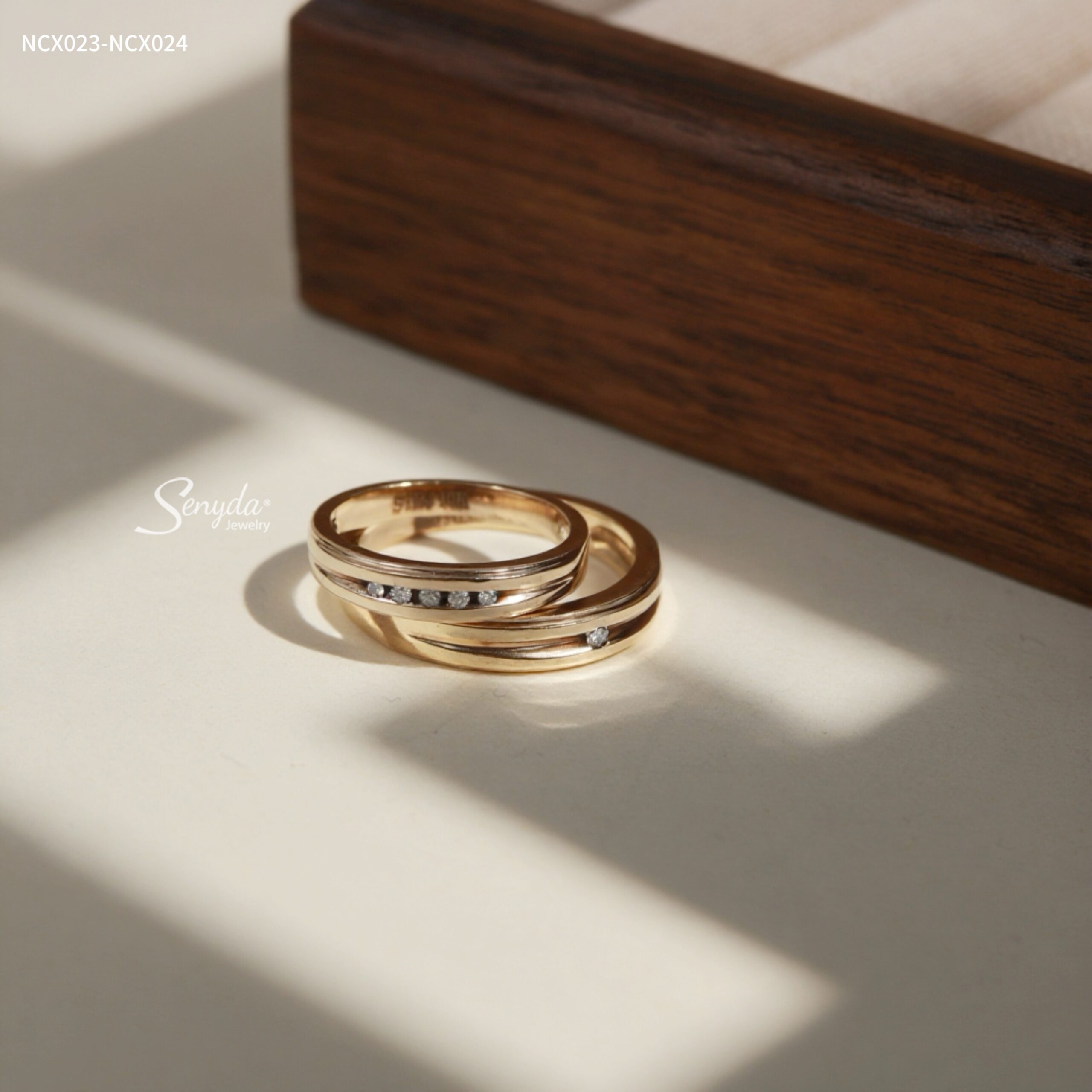 NCX023-NCX024 Nhẫn cưới kim cương Senyda cẩn hột rãnh giữa