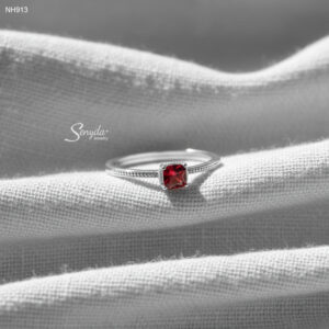 NH913 Nhẫn bạc Ý Senyda 1 hột đá Garnet vuông đai bi trơn