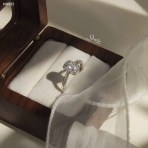 NH925 Nhẫn bạc Ý Senyda đá oval halo bo góc đai trơn