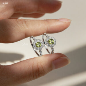 NH930 Nhẫn bạc Ý Senyda đá Peridot viền tròn hoa văn