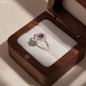 NH937 Nhẫn bạc Ý Senyda đá Spinel viền tròn hoa văn